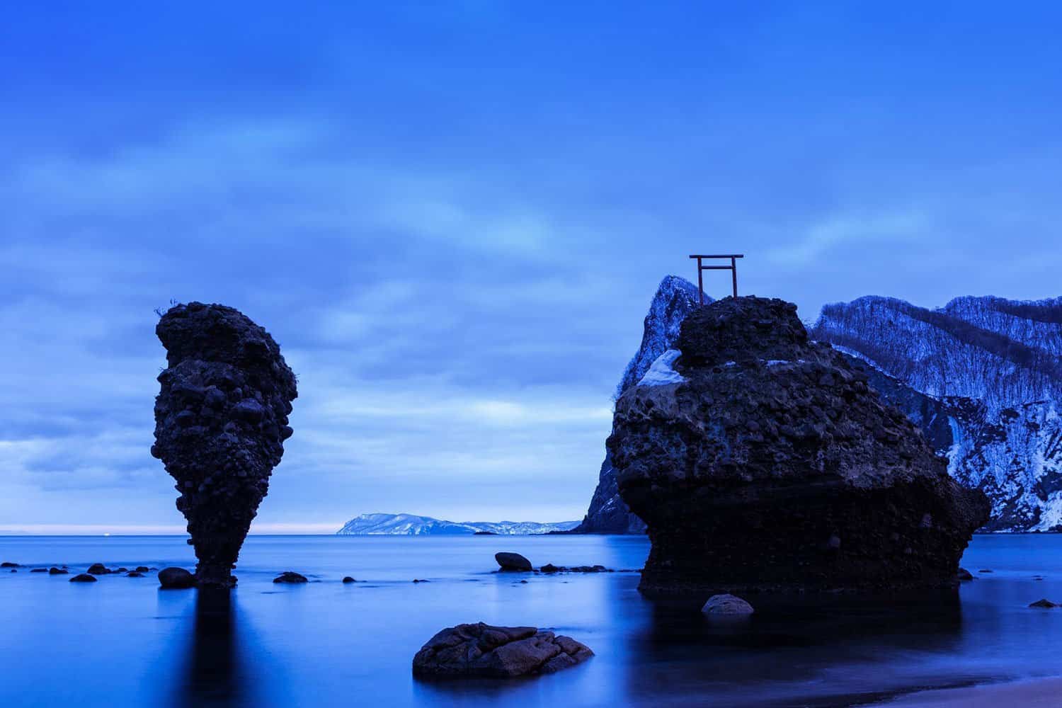 Daikokuiwa and Ebisuiwa rocks, Yoichi